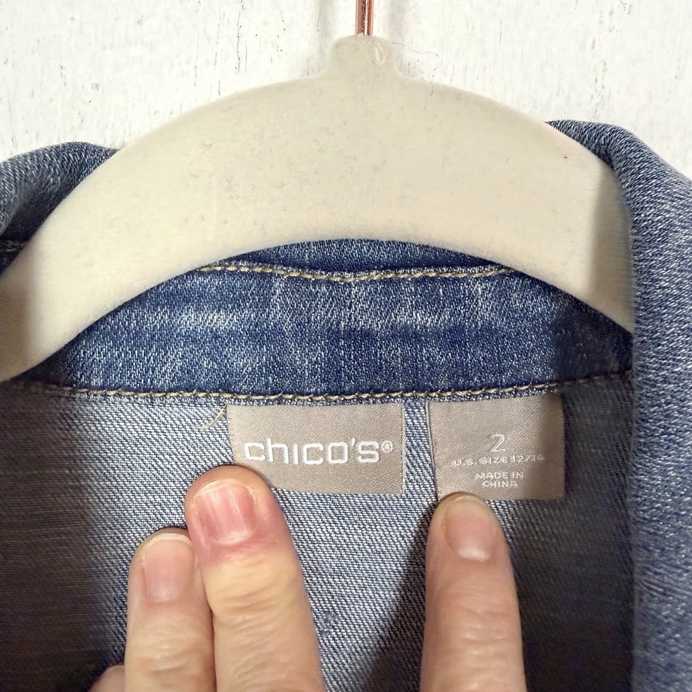 Chico's Cropped Jean Trucker Jacket Boxy Frayed Stretch Layering Capsule Size L - Picture 7 of 10